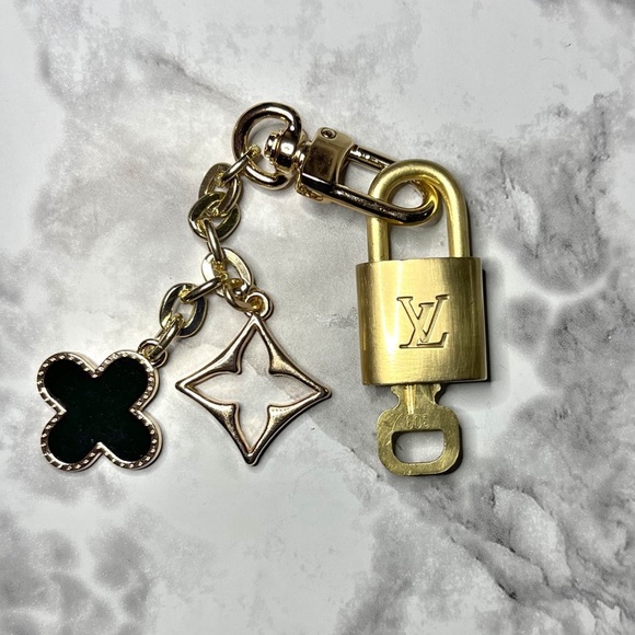 LOUIS VUITTON PadLock & Key #309 with Unbranded Gold & Black Clover Key Chain - Picture 2 of 7